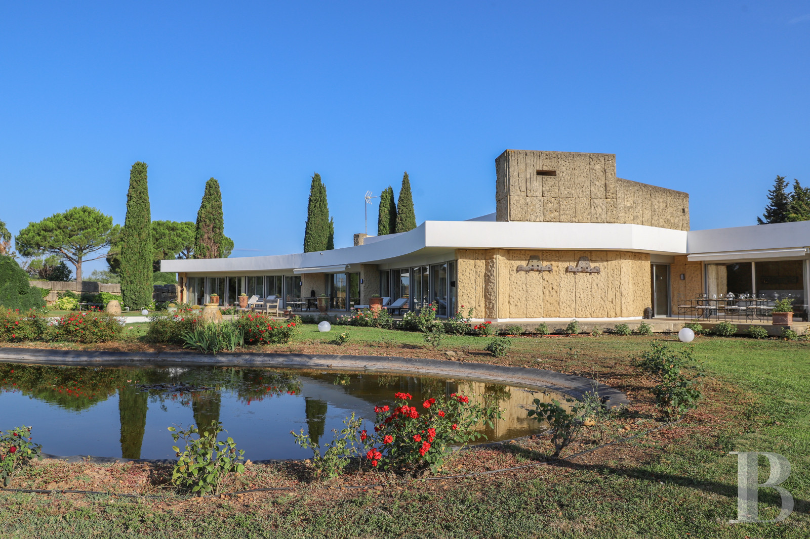 A villa designed and built by a Modernist architect in the heart of an arboreal estate close to Nîmes - photo  n°1